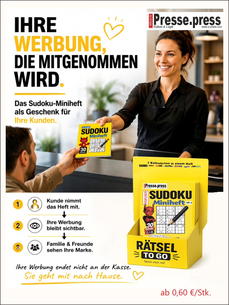 Sudoku-Miniheft wird einem Kunden überreicht